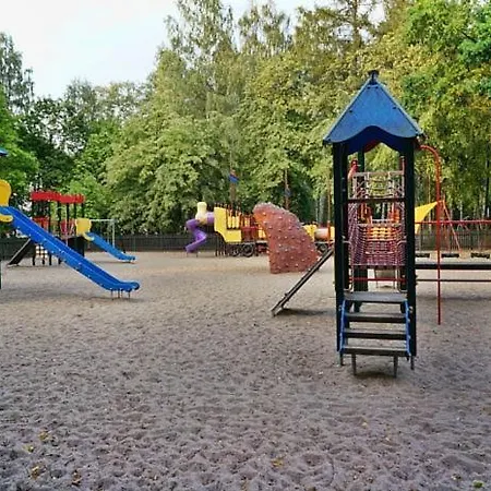 Dom Nad Jeziorem, Przy Lesie * Члухув