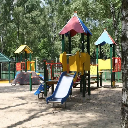 Dom Nad Jeziorem, Przy Lesie