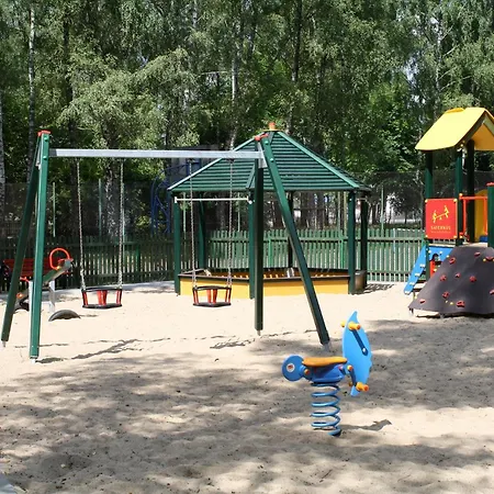 Dom Nad Jeziorem, Przy Lesie